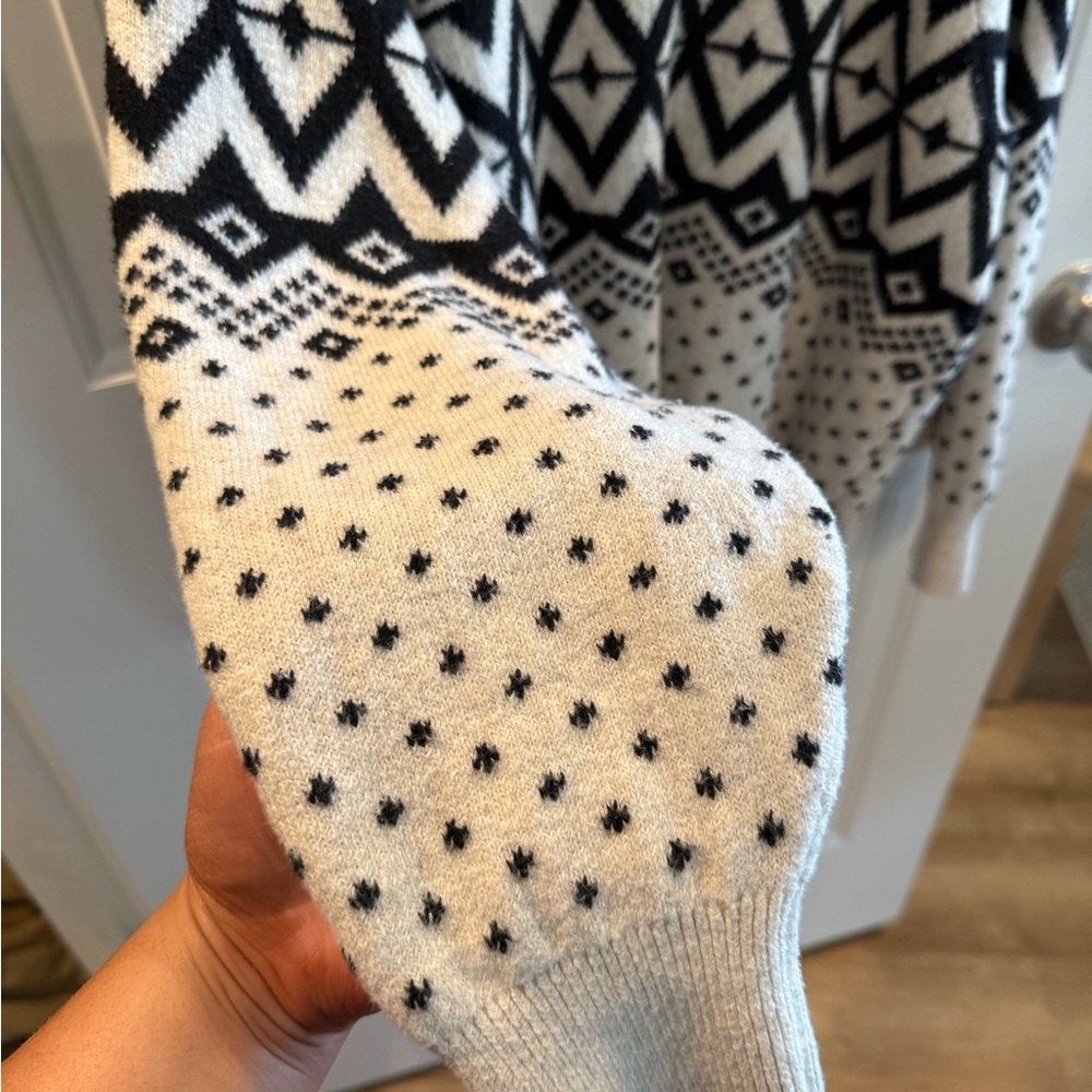 Old Navy Black and Cream Geometric Sweater - Picture 3 of 4